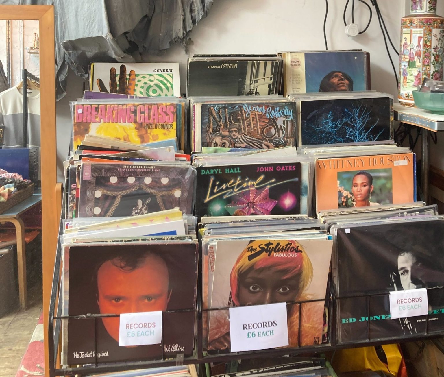 5 Best Vintage Shops in Bristol - Discover distinctive finds with retro character